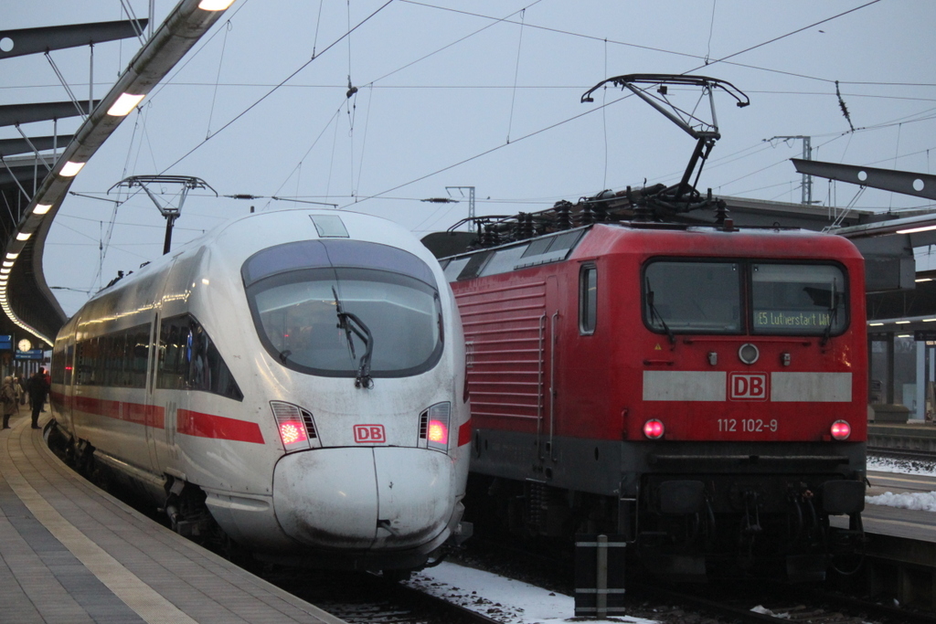411 528-3 als ICE 1509(Warnem�nde-M�nchen)kurz vor der Ausfahrt im Rostocker Hbf.31.12.2014