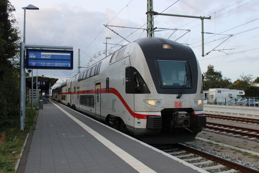 4110 611-9 als IC 2275(Warnemünde→ Flughafen BER Terminal 1-2)bei der Ausfahrt am Abend des 30.09.2023 in Warnemünde