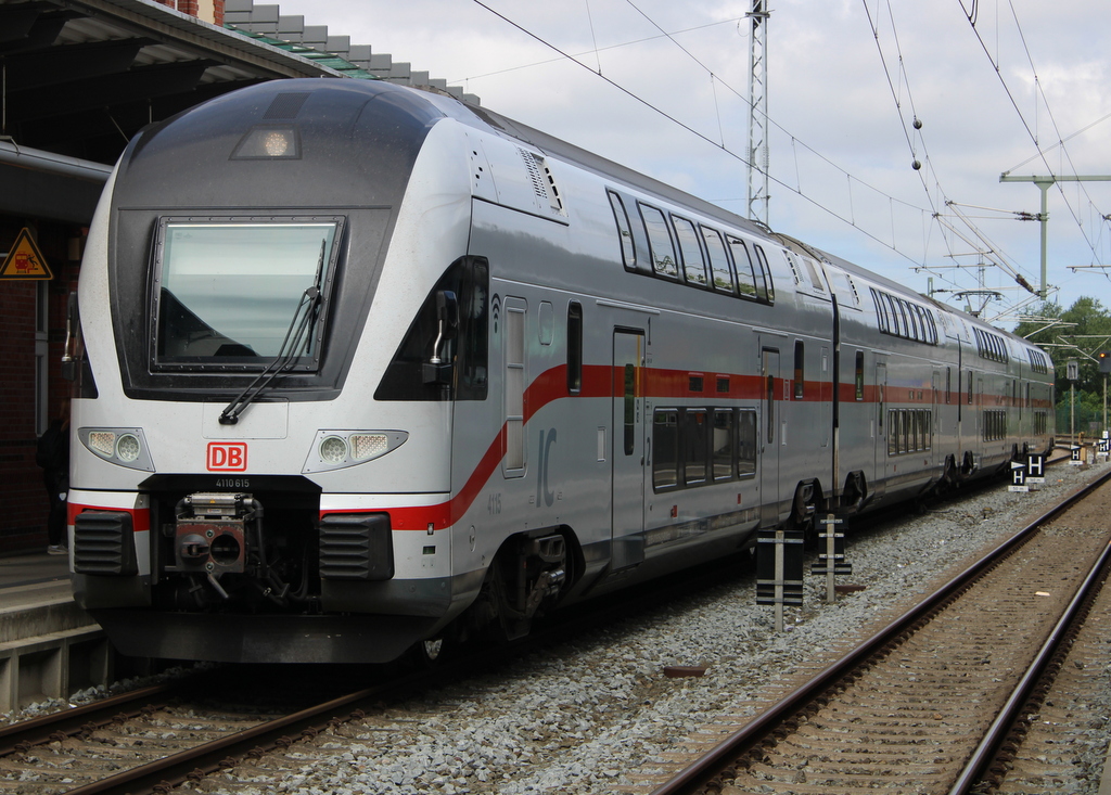 4110 615 mit IC2179(Warnemünde-Dresden)bei der Einfahrt im Rostocker Hbf.21.06.2020