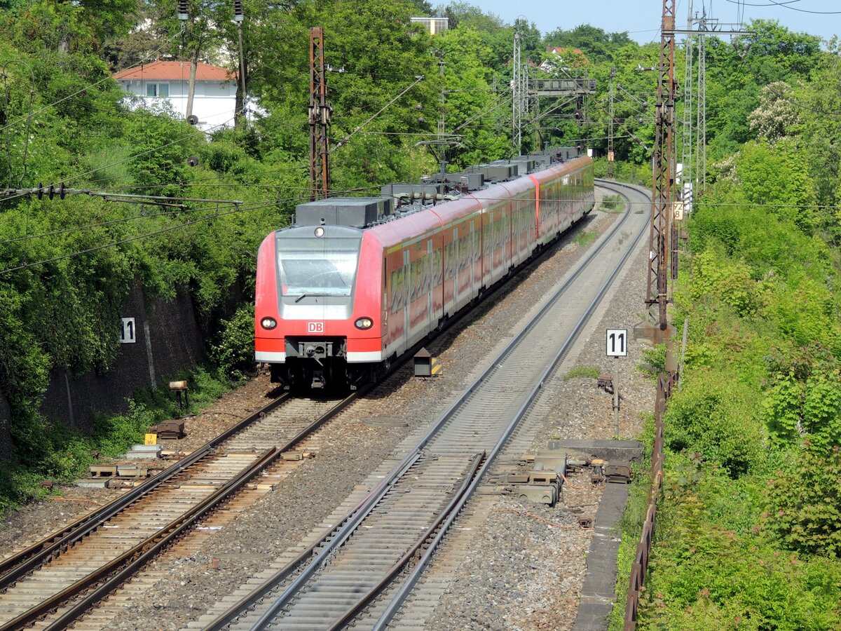 425 307-8 fährt in Kürze in Ulm Hbf ein, am 19.05.2012.