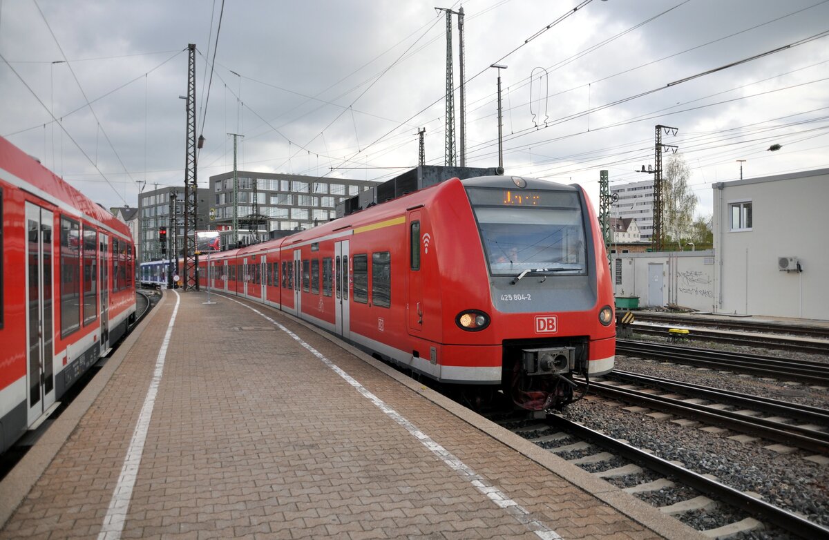 425 804-2 und 426 543-5 der Bodensee-Oberschwaben-Bahn in Ulm am 30.04.2022.