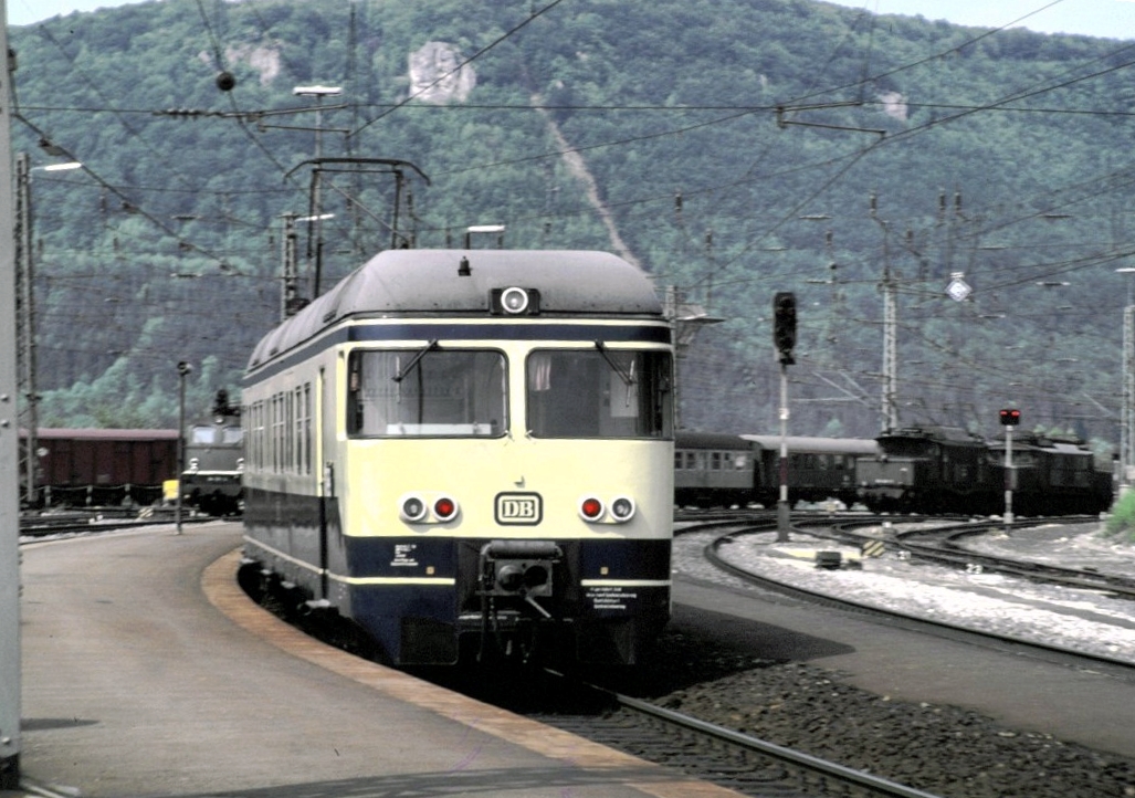 427 in Geislingen Steige; im Hintergrund sind je eine BR 193, 194 und 140, im Juni 1980.