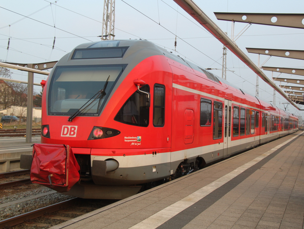 429 027-6 bekam am Abend des 10.04.2015 im Rostocker Hbf etwas auslauf.