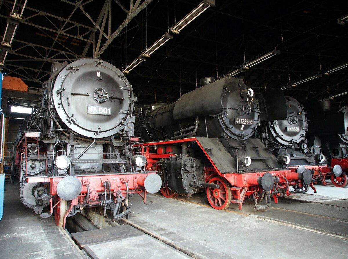43 001; 41 1225-6 und 44 1338 im Sächischen Eisenbahnmuseum Chemnitz am 19.04.2017.
