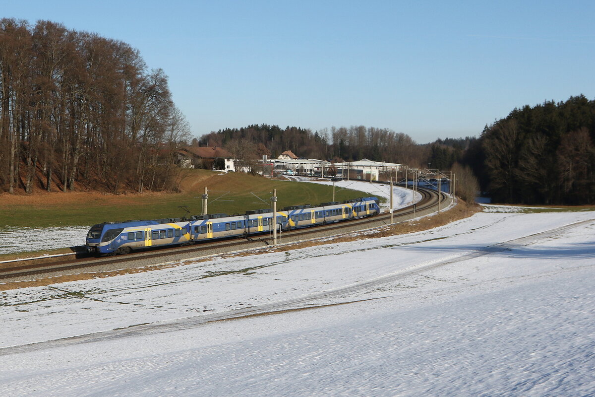 430 002 war am 20. Januar 2026 bei Axdorf in Richtung Rosenheim unterwegs.