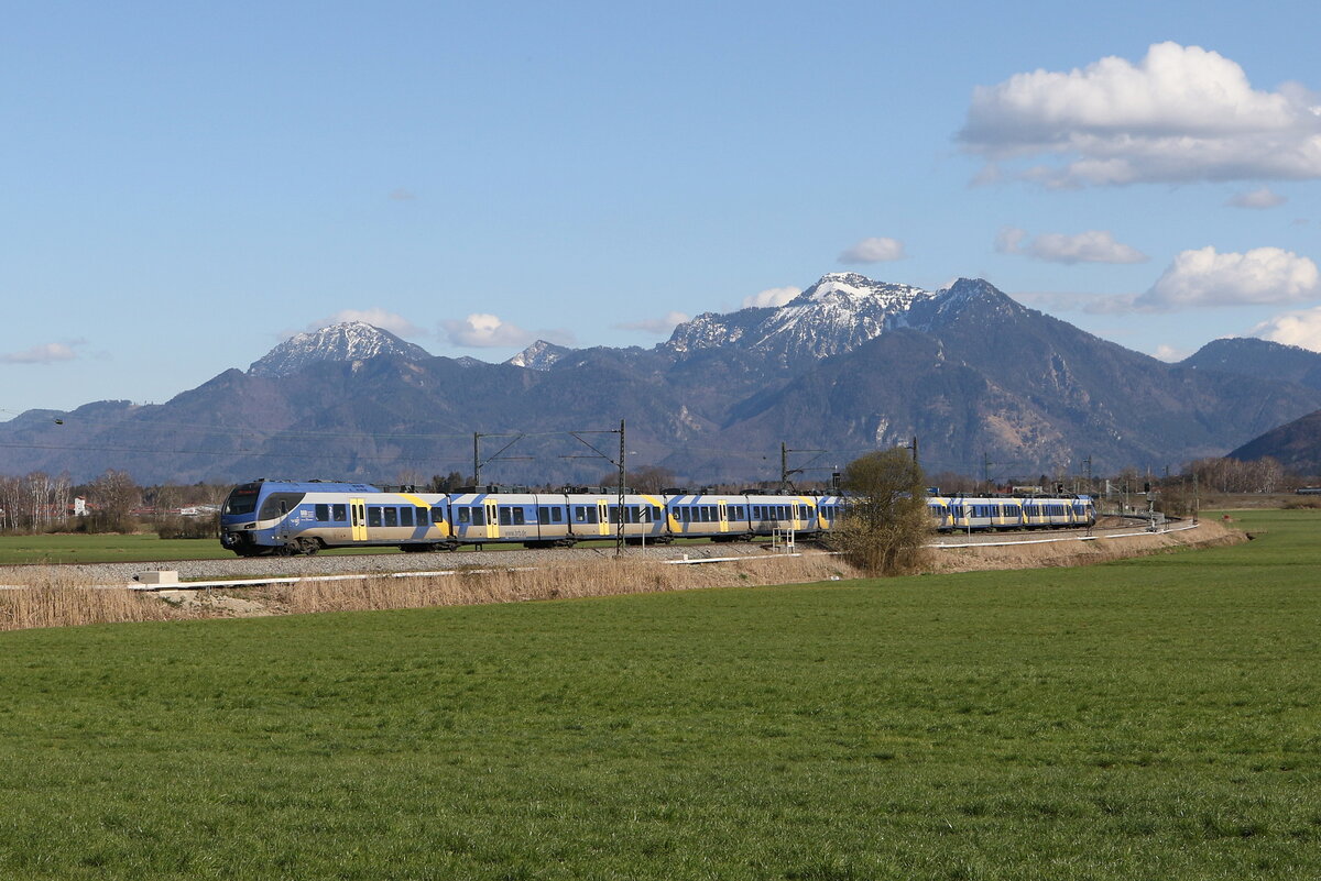 430 005 und 430 019 unterwegs in Richtung Mnchen. Aufgenommen am 8. April 2025 bei Bernau am Chiemsee.