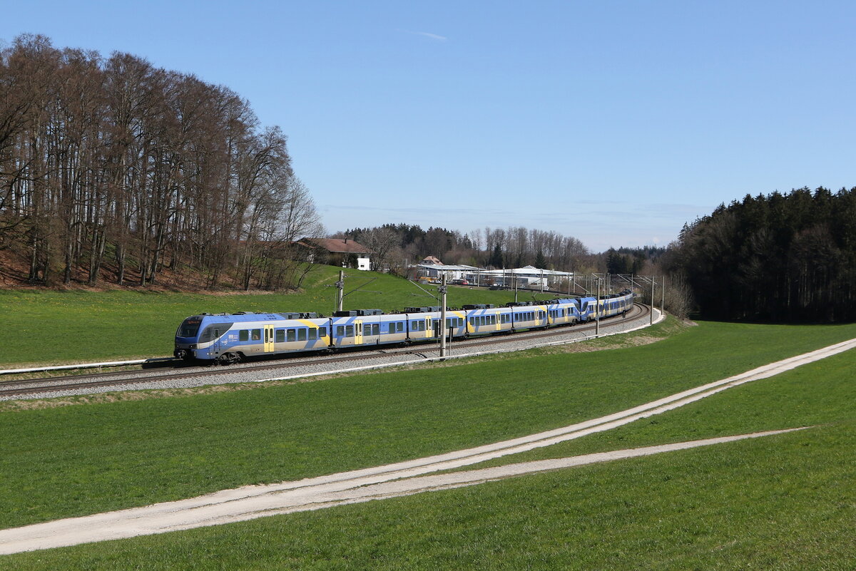 430 005 und 430 019 waren am 8. April 2025 bei Axdorf in Richtung Mnchen unterwegs.
