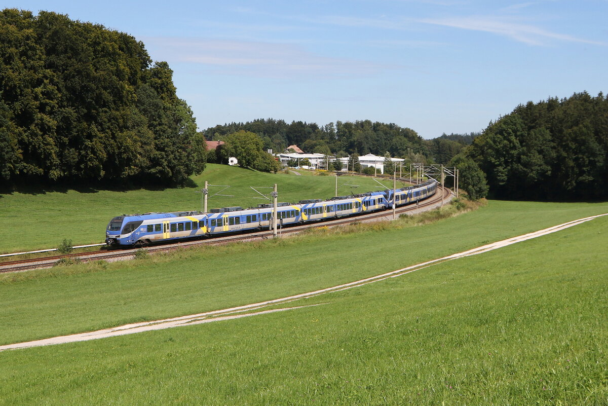 430 008 und 430 016 waren am 1. September 2025 bei Axdorf in Richtung Mnchen unterwegs.