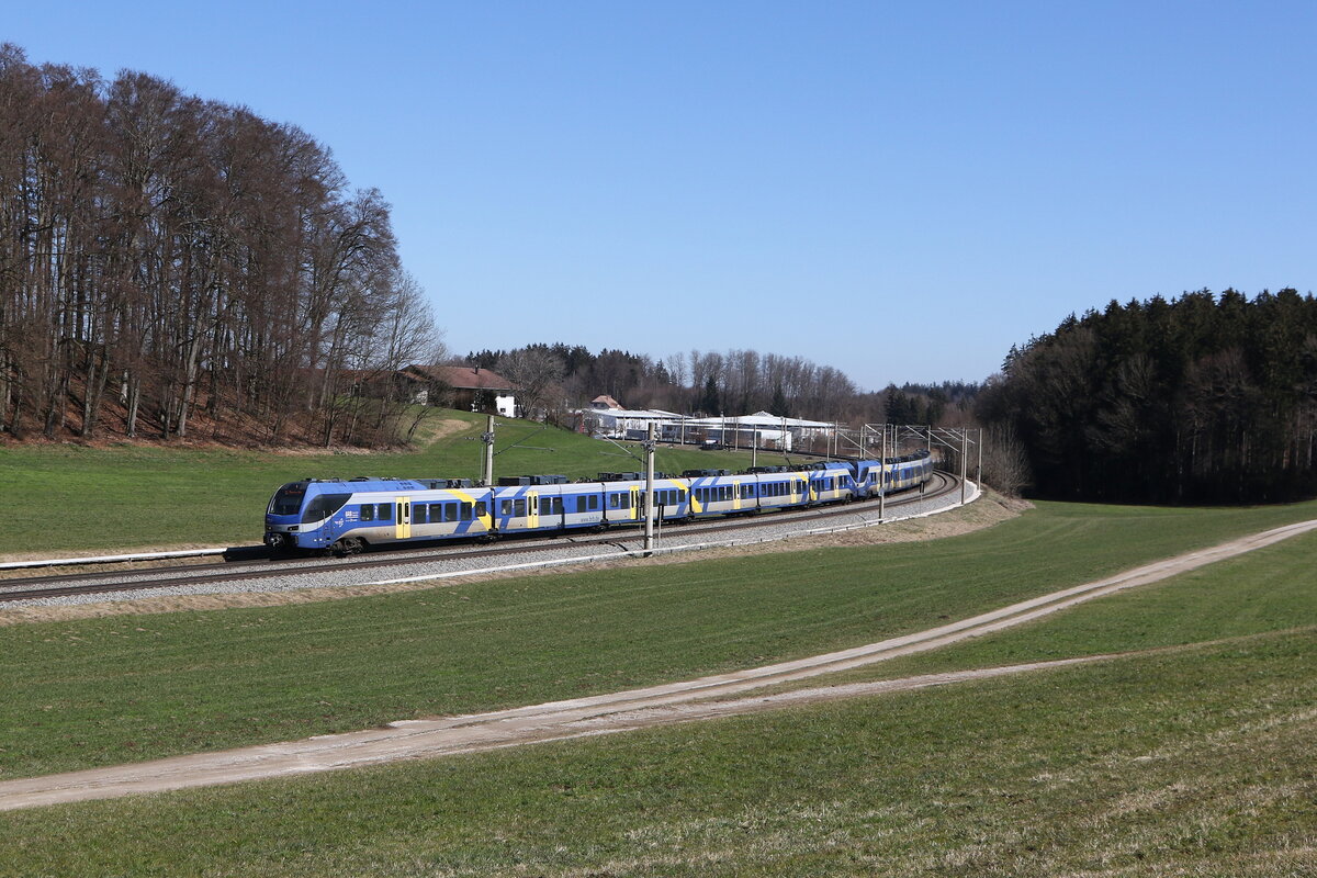 430 015 und 430 007 aus Salzburg kommend am 19. Mrz 2025 bei Axdorf im Chiemgau.