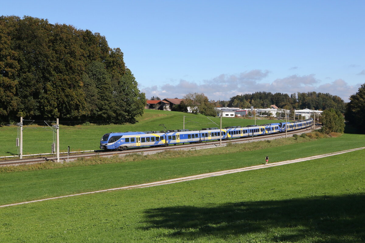 430 021 und 430 028 waren am 6. Oktober 2024 bei Axdorf in Richtung Mnchen unterwegs. 