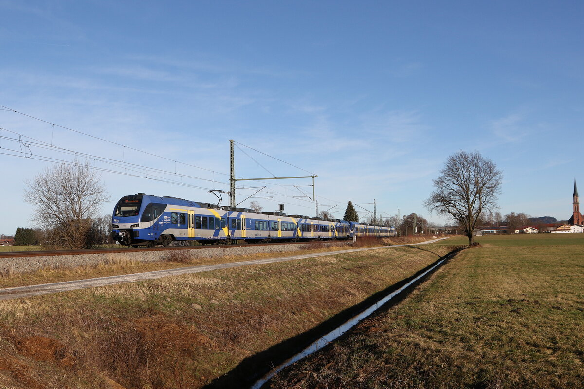 430 022 und 430 001 waren am 9. Dezember 2025 bei �bersee am Chiemsee auf dem Weg nach M�nchen.