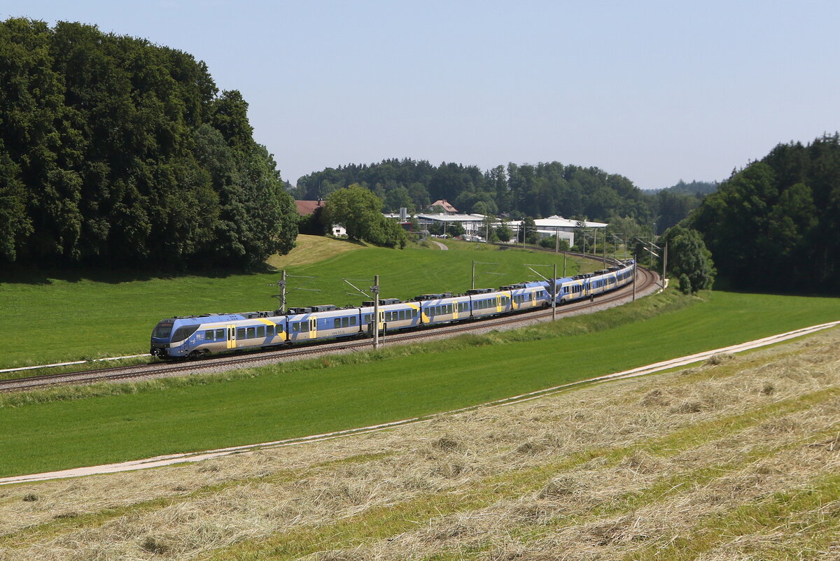 430 024 und 430 001 waren am 13. Juni 2025 bei Axdorf in Richtung Mnchen unterwegs.
