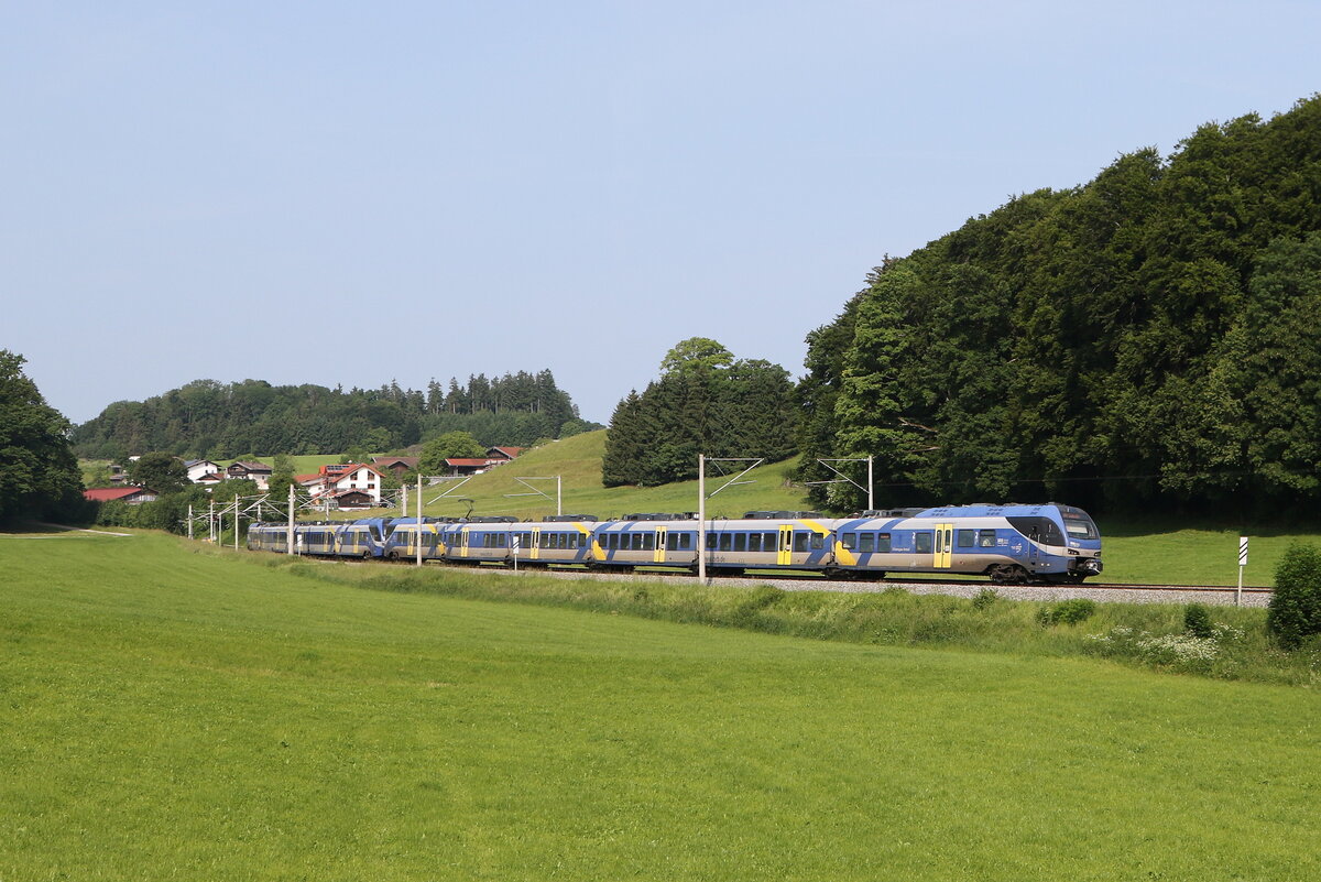430 024 und 430 025 waren am 10. Juni 2025 bei Axdorf auf dem Weg nach Salzburg.