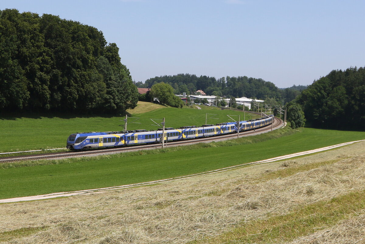 430 025 und 430 020 waren am 13. Juni 2025 bei Axdorf im Chiemgau auf dem Weg nach Mnchen.