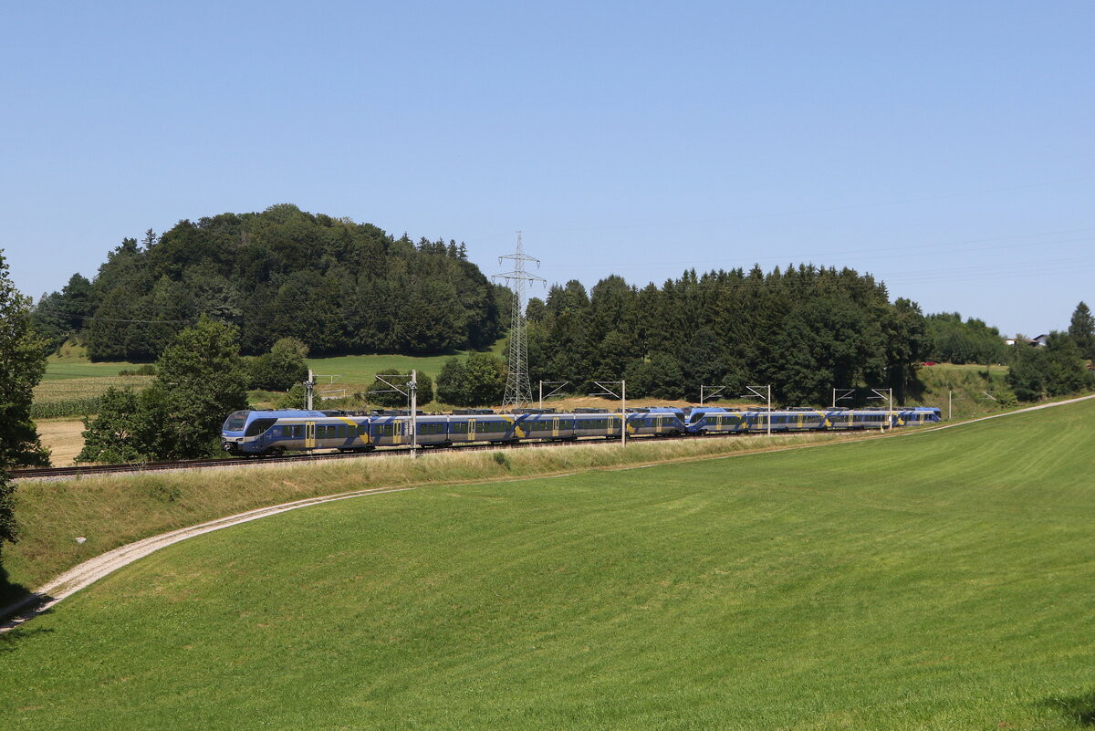 430 027 und 430 015 waren am 19. August 2025 bei Axdorf in Richtung Mnchen unterwegs.