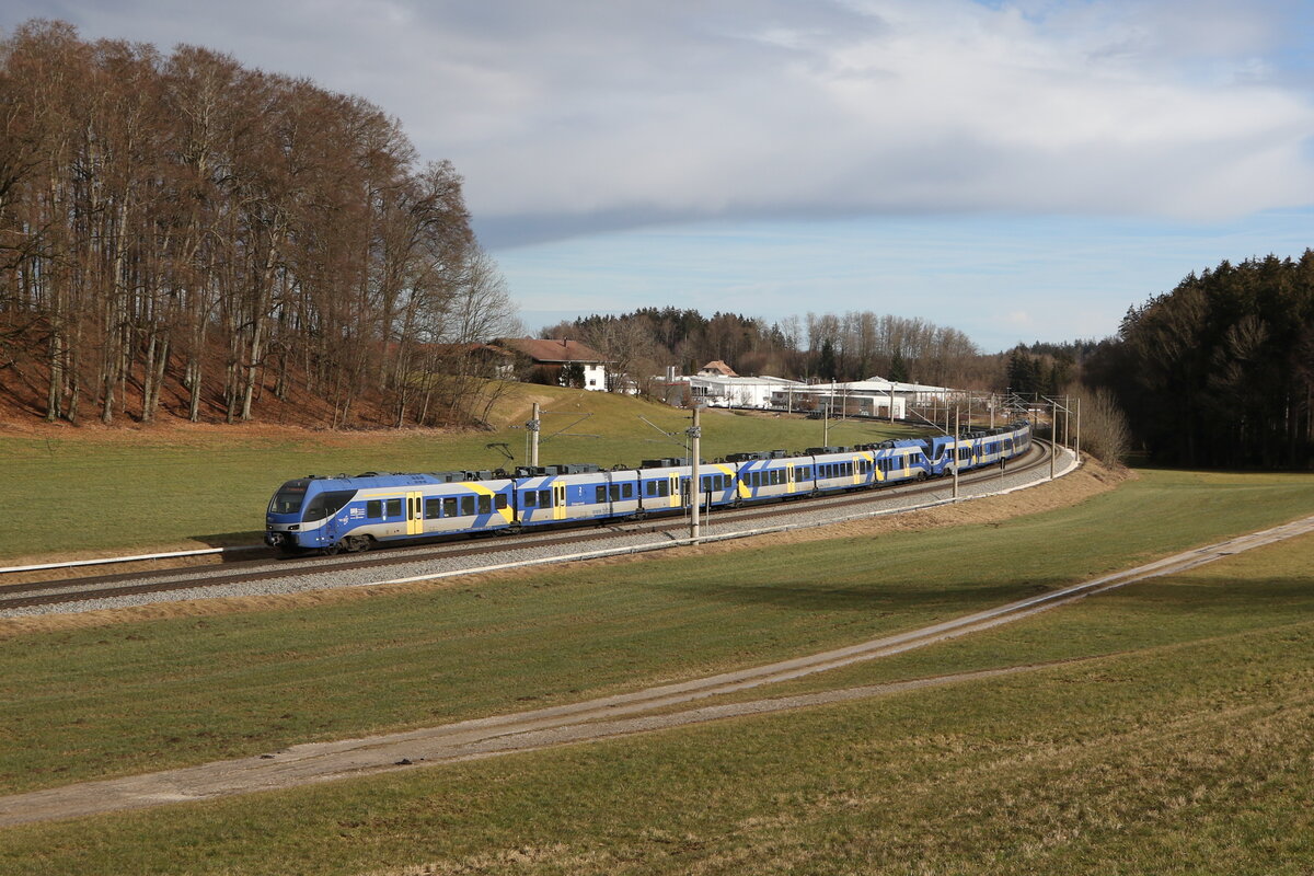 430 027 und 430 028 auf dem Weg nach Mnchen am 27. Januar 2025 bei Axdorf im Chiemgau.