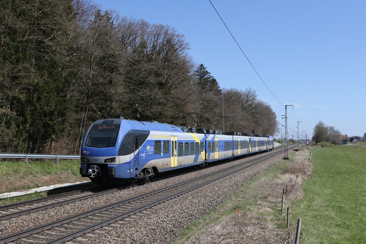 430 027 auf dem Weg nach Traunstein am 11. April 2025 bei Hufschlag im Chiemgau.