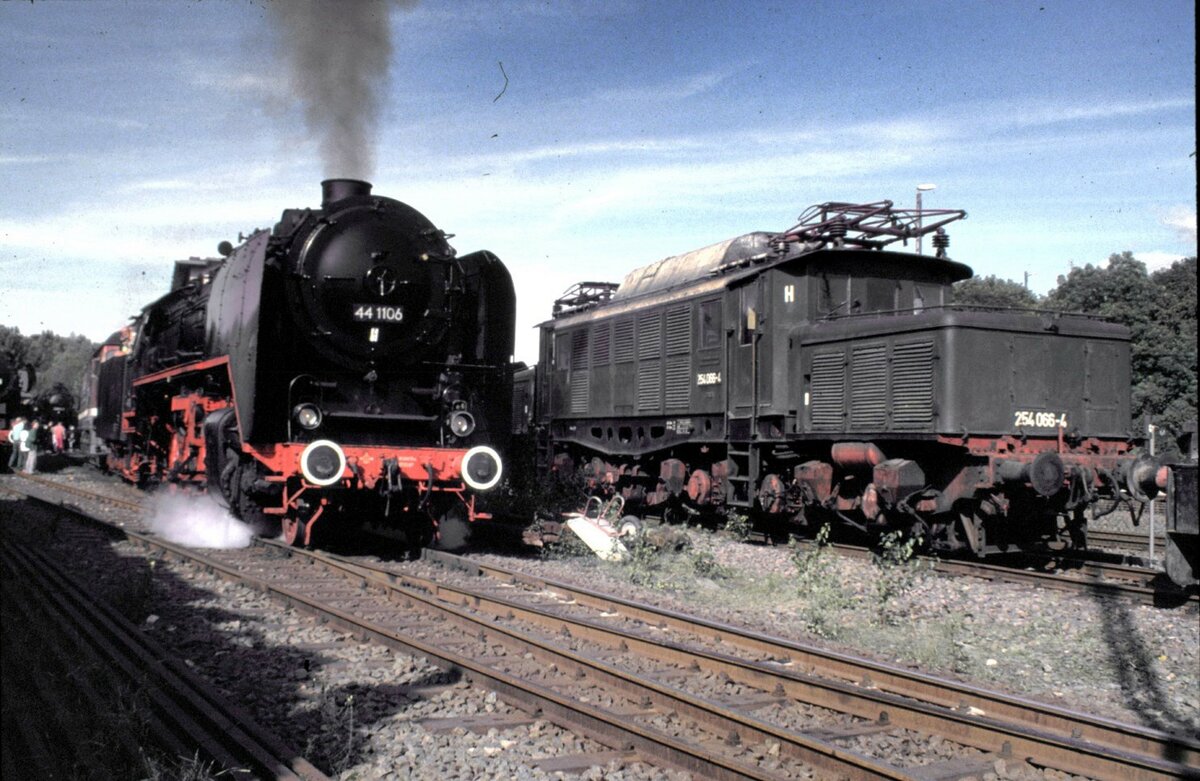44 1106 und DR 254 066-4 in Hermeskeil im September 1992.