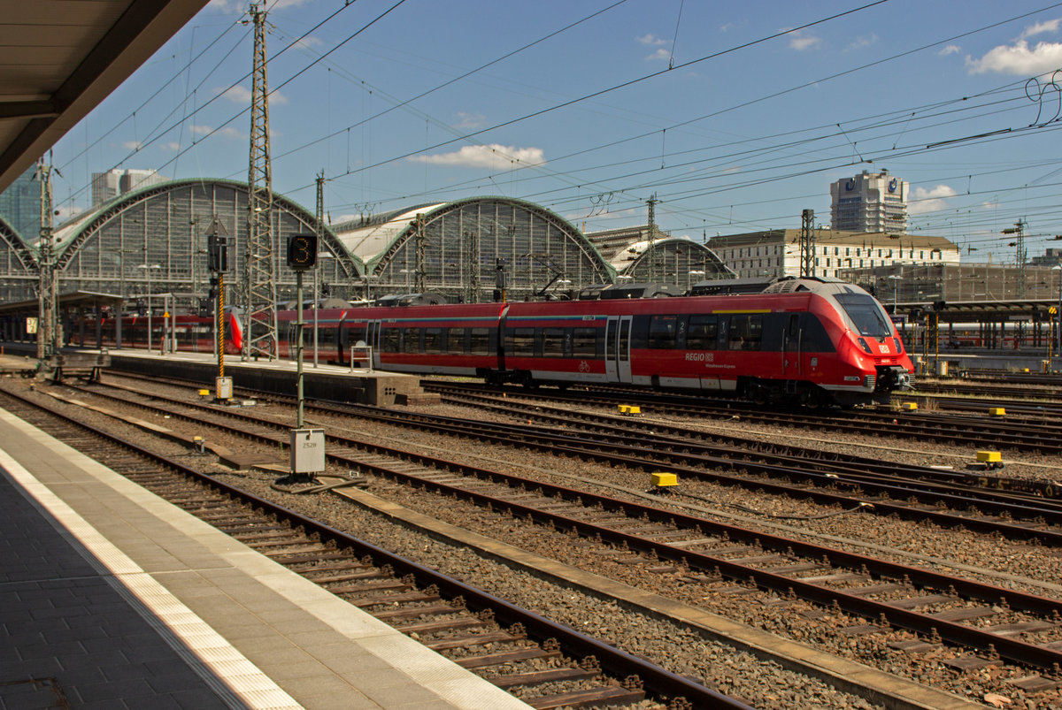 442 111 und 442 292 geh�ren zum Fahrzeugbestand der DB f�r die Main-Weser-Bahn und fahren am 20.06.18 in dieser Funktion als RE in Richtung Gie�en aus dem Frankfurter Hbf aus.