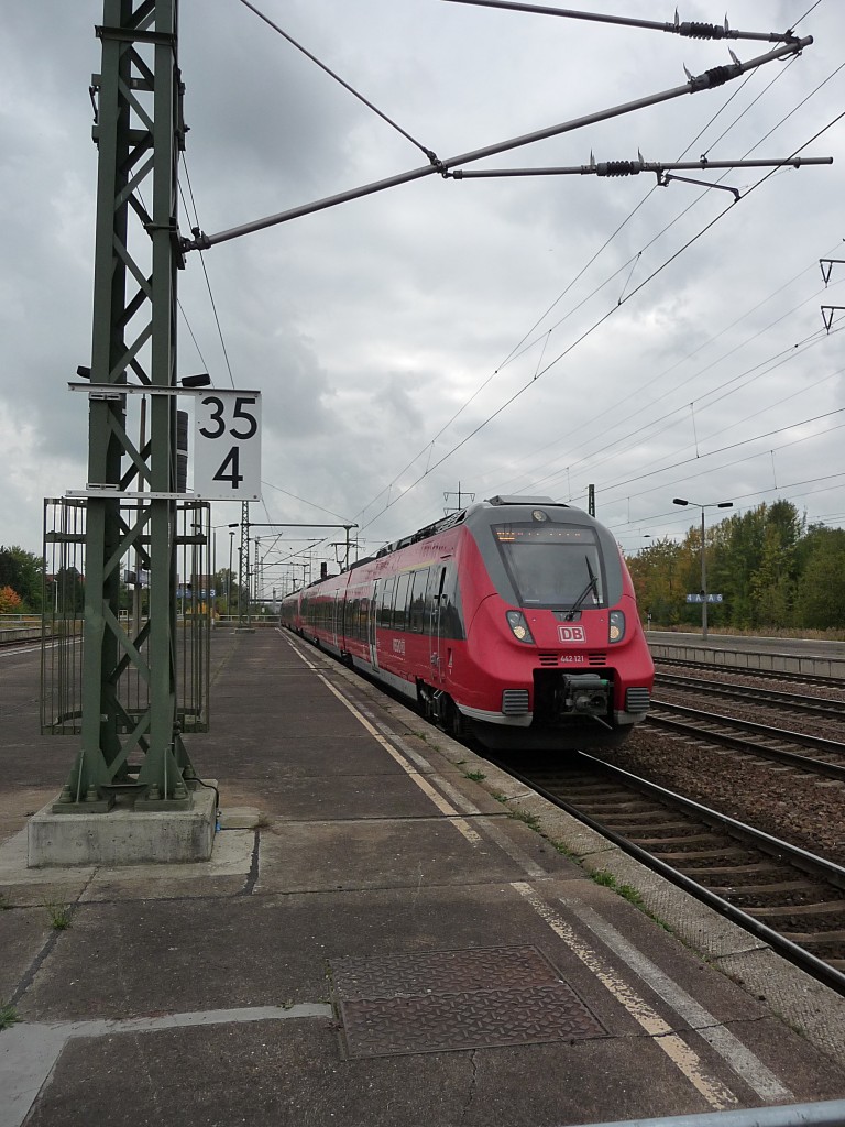 442 121 und 442 119 erreichen am 7.10.13 aus Richtung Potsdam Sch�nefeld.
