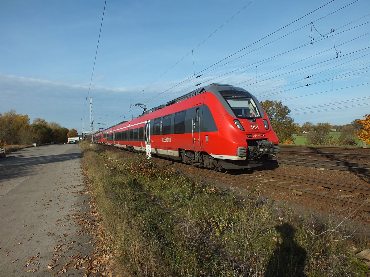 442 132 und 442 130 verlassen am 22.10.13 Saarmund in Richtung Sch�nefeld.