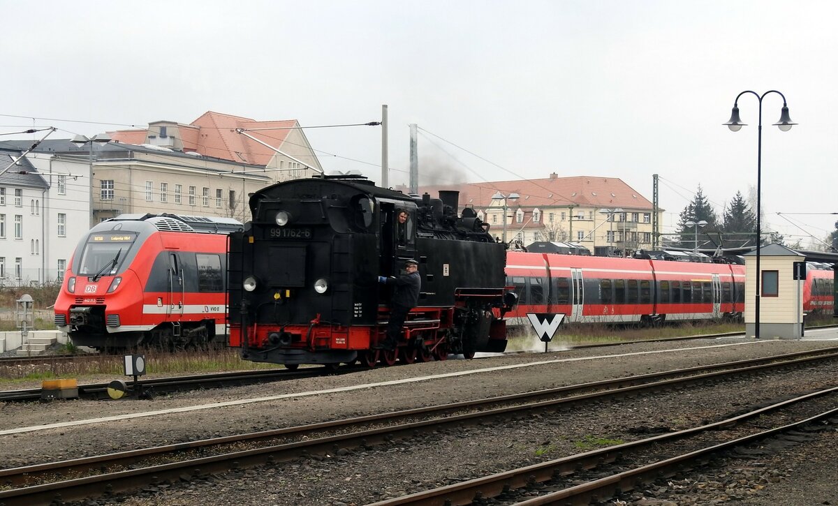 442 313 und 99 1762-6 in Radebeul Ost am 11.04.2016.