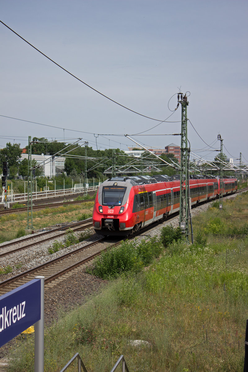 442 328 und ein weiterer, dreiteiliger TALENT haben als RB10 ihr Ziel in K�rze erreicht und werden in S�dkreuz am Bahnsteig wenden, um kurz darauf nach Nauen zur�ckzufahren.