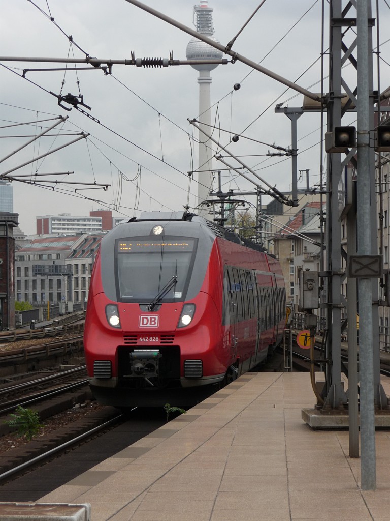 442 328 zeigt, dass man es als Hamster auch gut in die Gro�stadt schafft. Wegen Bauarbeiten durfte er aber nicht weiter nach Dessau fahren, sondern endete in Berlin-Friedrichstra�e. 7.10.13