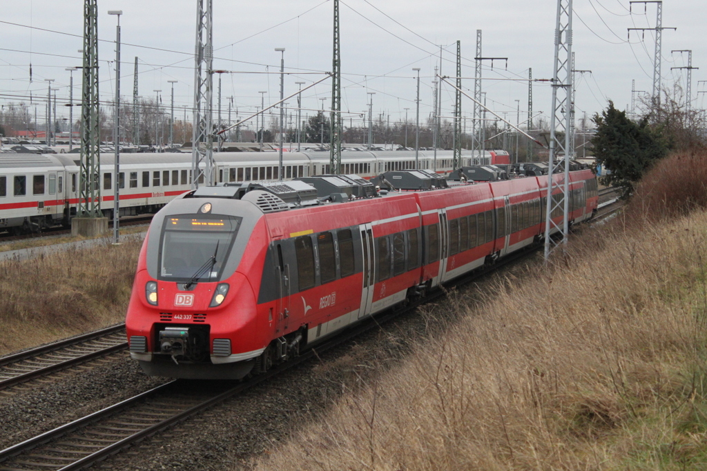 442 337 als S2(Gstrow-Warnemnde)bei der Einfahrt im Rostocker Hbf.04.12.2016