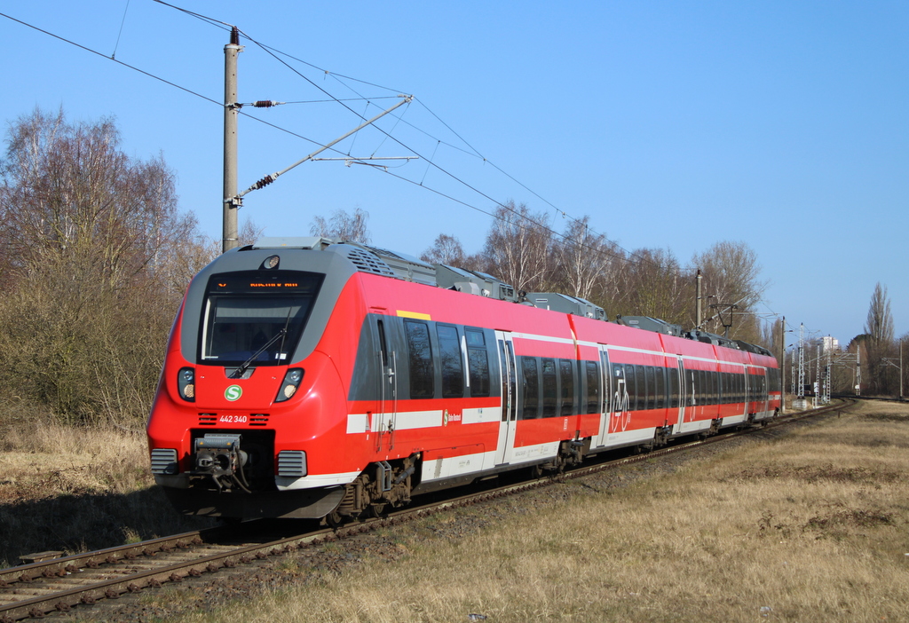 442 340 als S2(Warnemünde-Rostock)bei der Einfahrt in Rostock-Lichtenhagen.22.03.2025