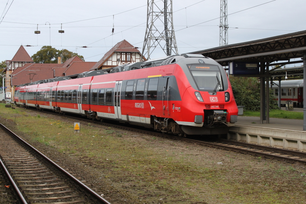 442 346 als S1(Warnem�nde-Rostock)kurz vor der Ausfahrt im Bahnhof Warnem�nde.01.10.2017 