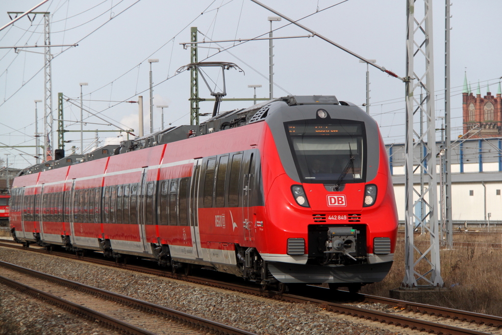 442 349-7 mit der S-3 von Warnemnde nach Gstrow bei der Ausfahrt im Rostocker Hbf.14.03.2014