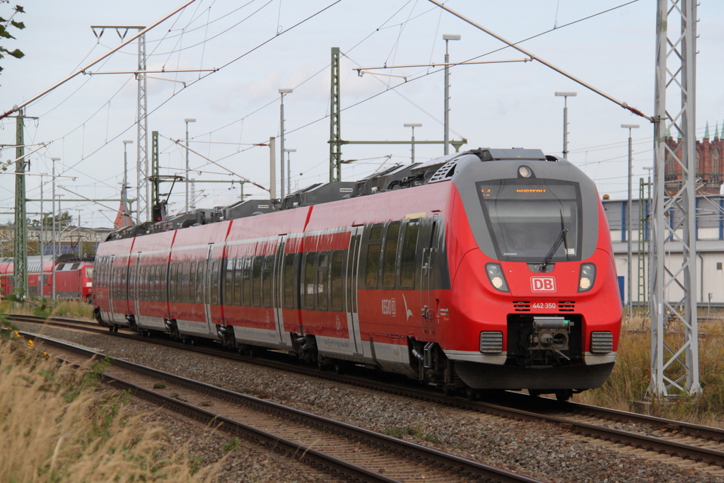 442 350 als S3 von Warnem�nde nach G�strow via Laage bei der Ausfahrt im Rostocker Hbf.30.09.2016
