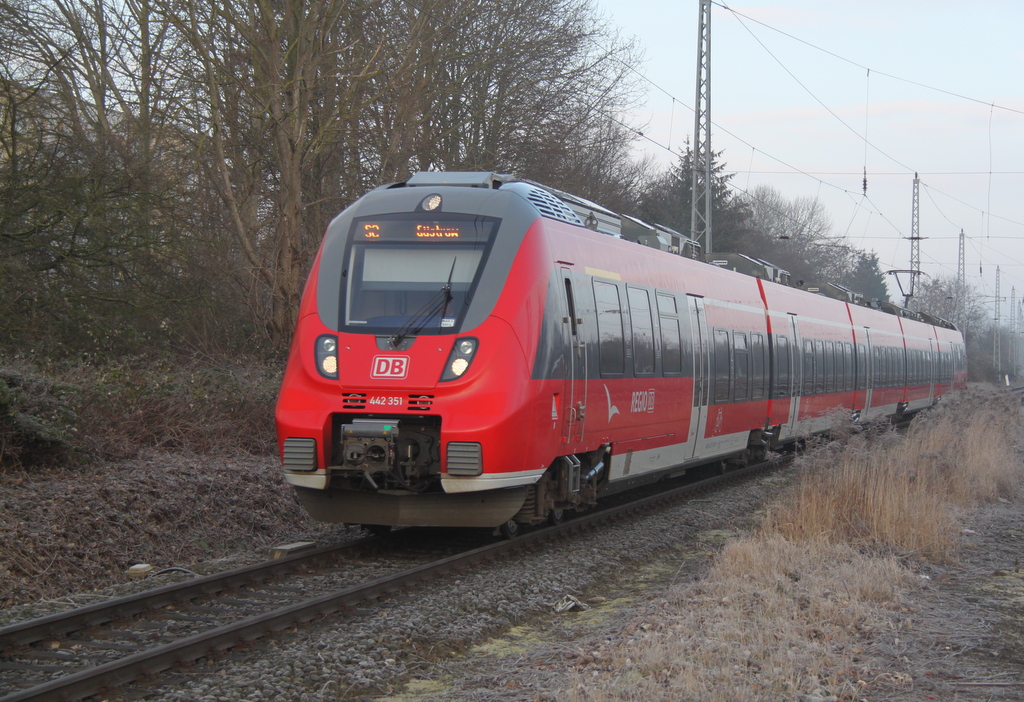 442 351-3 als S2(33409)von Warnem�nde Werft nach G�strow bei der Einfahrt im Haltepunkt Rostock-Bramow.13.02.2016