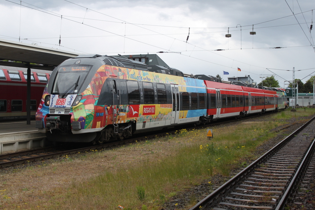 442 354-7 als S1(33537)von Warnemnde nach Rostock Hbf kurz vor der Ausfahrt in Warnemnde.15.05.2016
