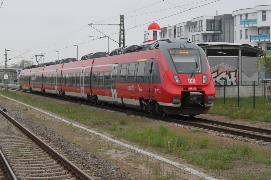 442 356 als S2(Warnemünde-Güstrow)bei der Einfahrt in Warnemünde-Werft.28.04.2019