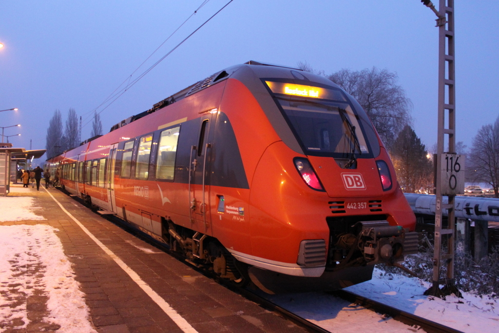 442 357 als S1(Warnem�nde-Rostock)kurz vor der Ausfahrt im Haltepunkt Rostock-Holbeinplatz.22.01.2016