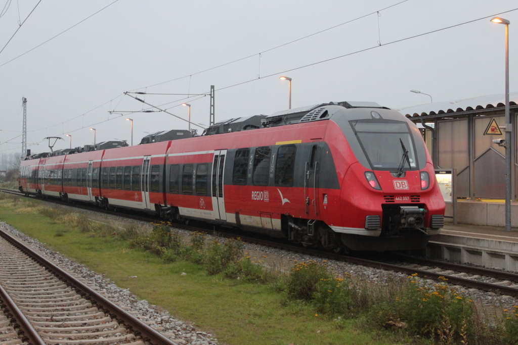 442 357 stand am Vormittag des 04.12.2019 in Warnemünde-Werft.