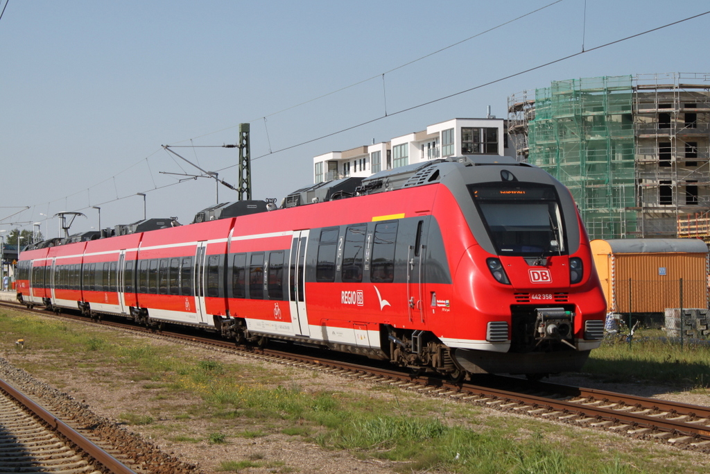 442 358 als S2(Warnemnde-Gstrow)bei der Einfahrt im Haltepunkt Warnemnde-Werft.22.08.2015