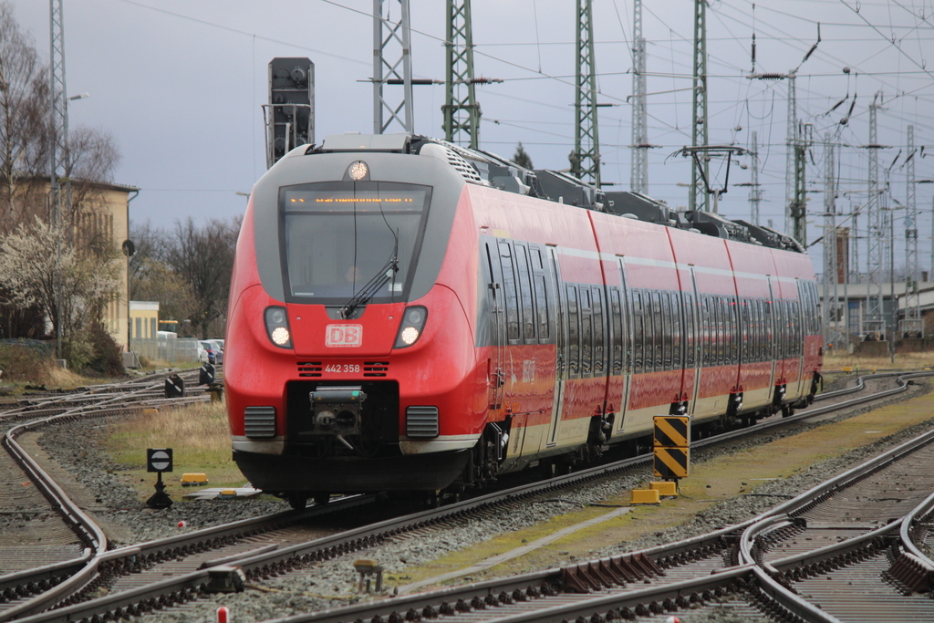 442 358 als S3 von Güstrow nach Warnemünde-Werft bei der Einfahrt im Rostocker Hbf.