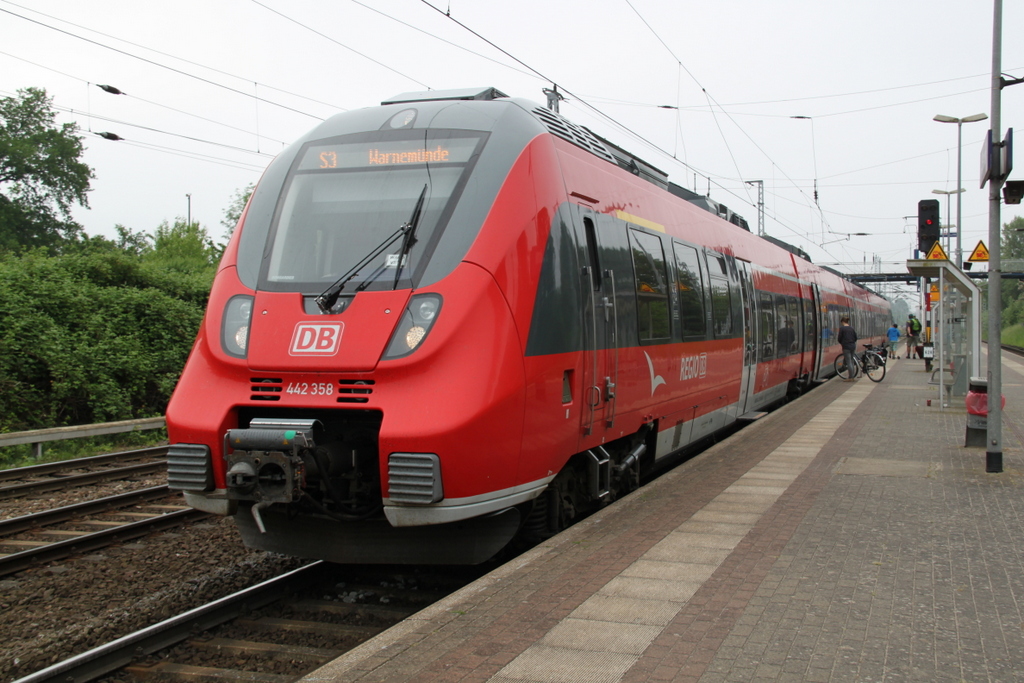 442 358 als S3)Güstrow-Warnemünde)kurz vor der Ausfahrt im Haltepunkt Rostock-Bramow.29.05.2016