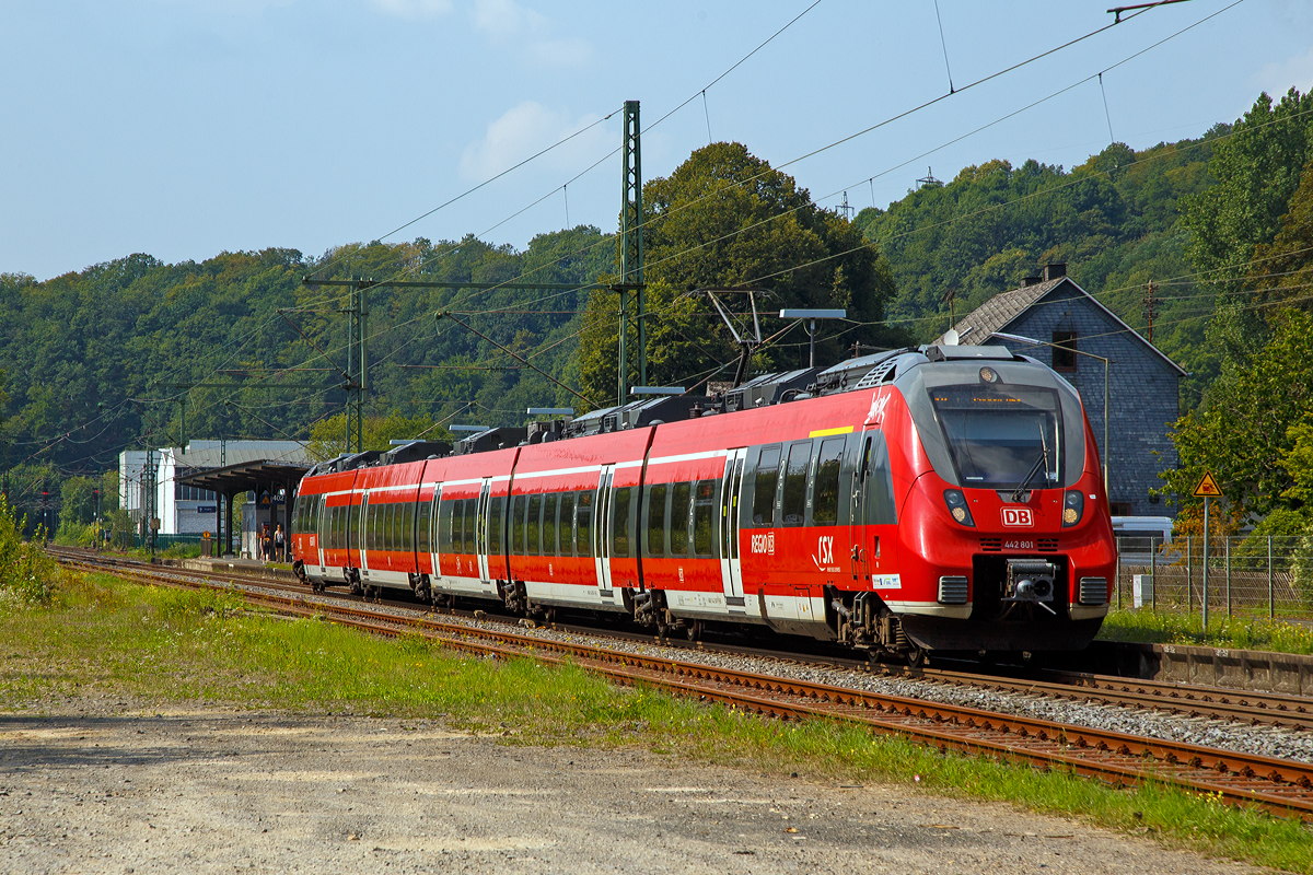 
442 801/442 301 ein fünfteiliger Bombardier Talent 2 der DB Regio NRW fährt am 25.08.2019, als RE 9 - Rhein Sieg Express (RSX) Aachen - Köln - Siegen, vom Bf Brachbach weiter in Richtung Siegen.