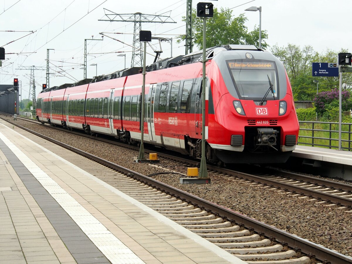 442 820 mit RE 7 Berlin-Schönefeld in Roßlau am 15.05.2017.