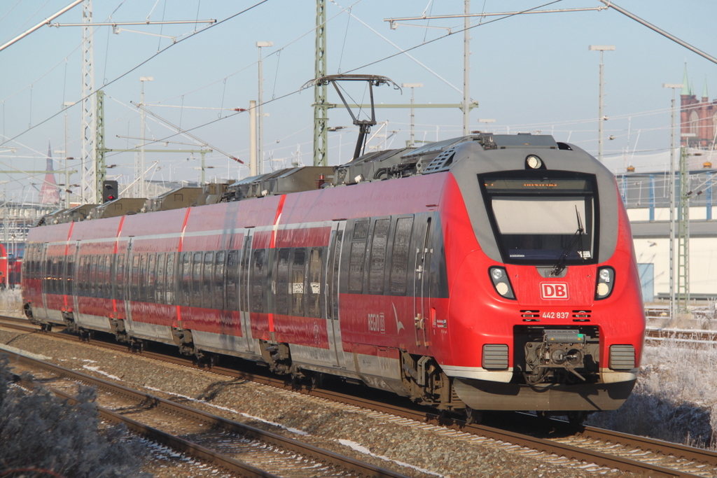 442 837 als S3 von Warnem�nde-Werft nach G�strow via Laage bei der Ausfahrt im Rostocker Hbf.22.01.2016
