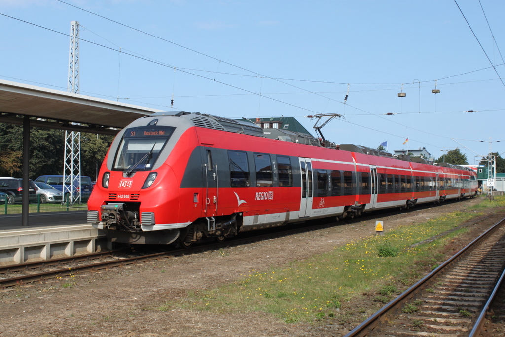 442 840 als S1(Warnem�nde-Rostock)kurz vor der Ausfahrt in Warnem�nde.27.08.2016
