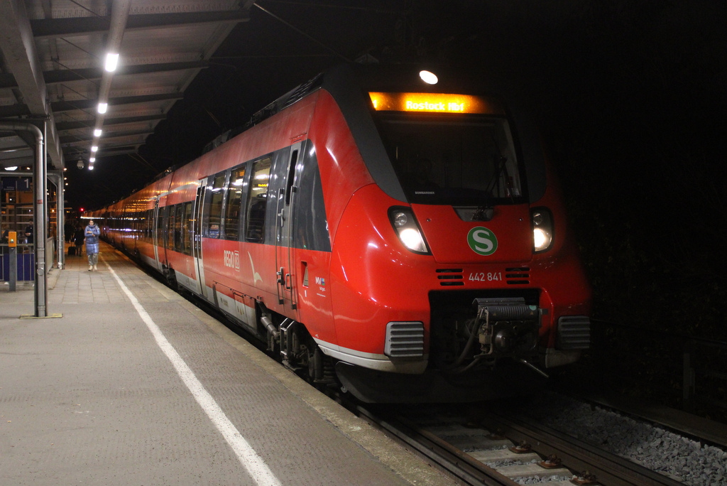 442 841 als S1(WWM-WR)kurz nach der Ankunft im Haltepunkt Rostock-Holbeinplatz.21.11.2025