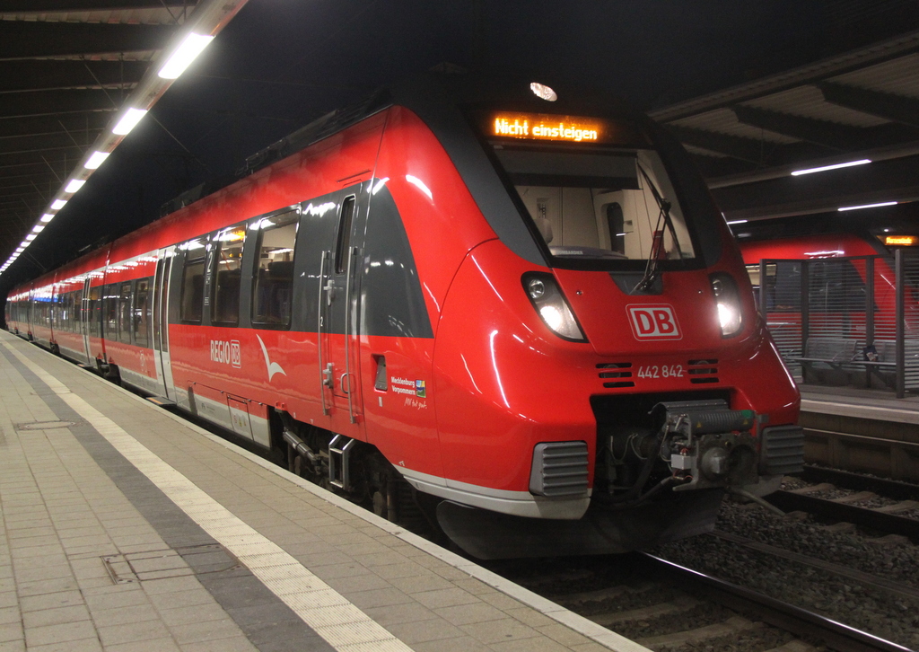 442 842-1 hatten am 30.10.2014 ihren Dienst auf der S1 getan zwischen Warnem�nde und Rostock Hbf getan und fuhr sp�ter ins BW Rostock Hbf. 