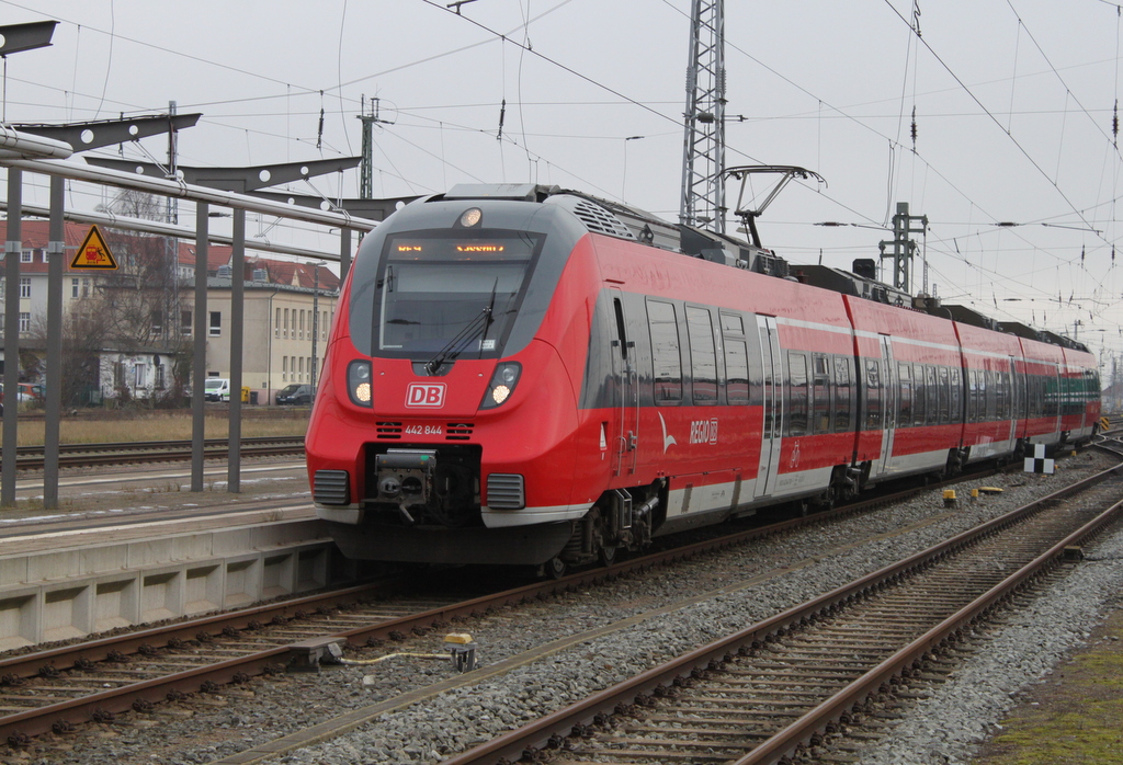 442 844 als RE9(RE 13008)von Sassnitz nach Rostock Hbf bei der Einfahrt im Rostocker Hbf.15.01.2016