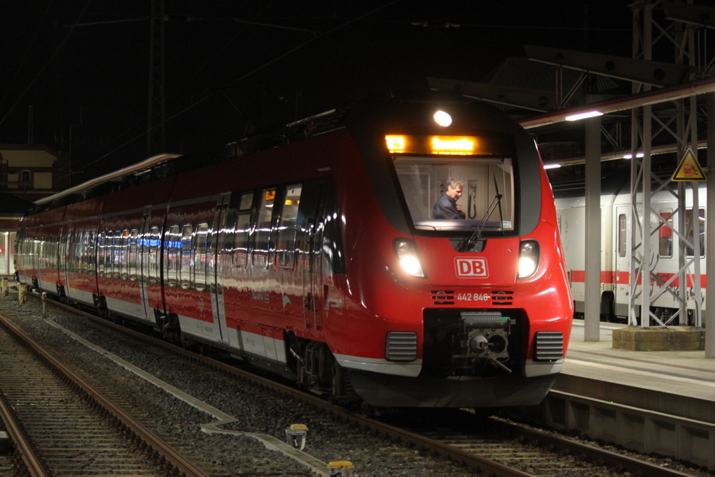 442 846-2 als RE 13017(Rostock-Sassnitz)au�erplanm��ig auf Gleis 4 weil neben an der stark versp�tete IC 2216 von Stuttgart nach Stralsund stand Grund war eine technische St�rung am Zug.17.01.2015