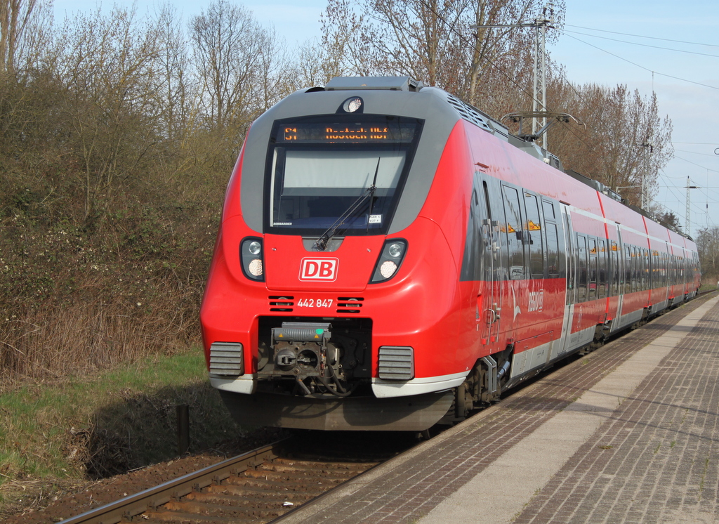 442 847-0 als S1 von Warnem�nde nach Rostock Hbf bei der Einfahrt im Haltepunkt Rostock-Bramow.09.04.2016